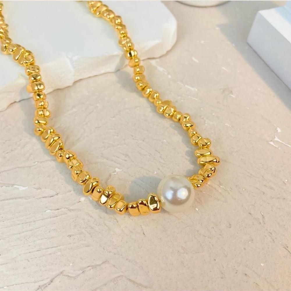 Lustrous Gold Necklace with Pearl Detail